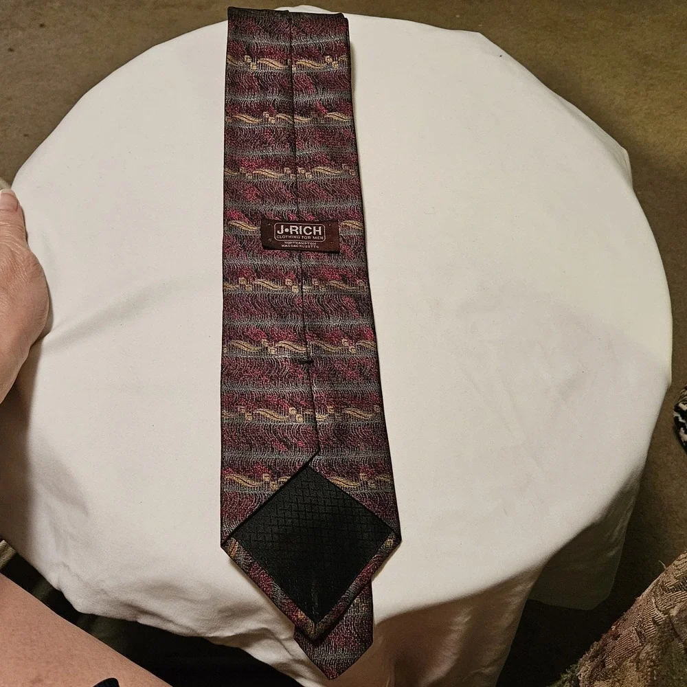 J.‎ Rich Tie